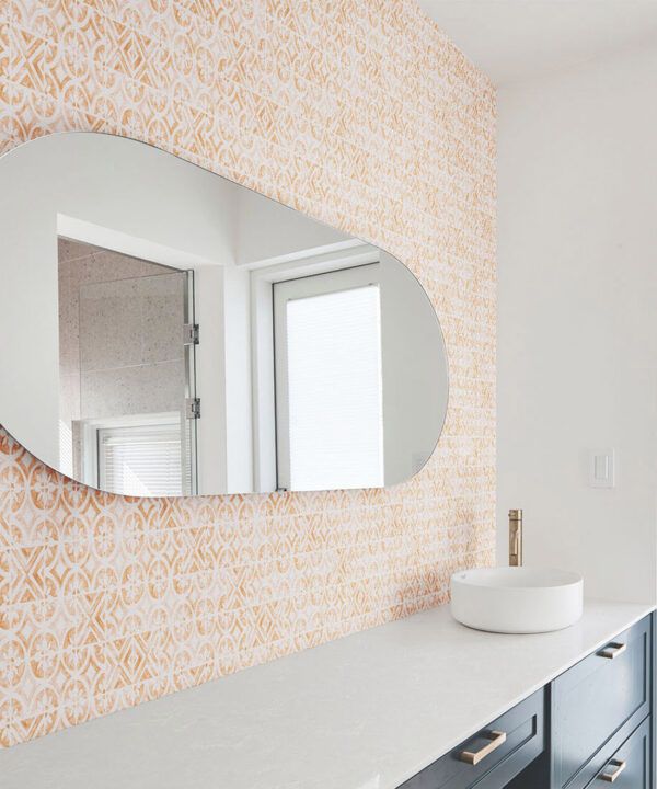 Petales Trois Wallpaper • Sienna white • Insitu Bathroom