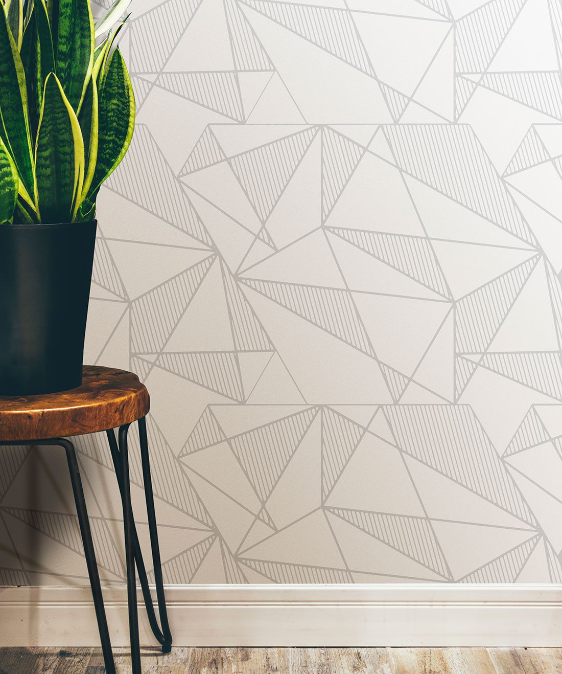 E&S Fracture Grey is a unique geometric wallpaper