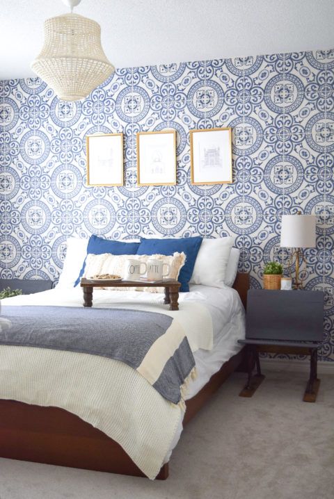 Papel de parede Heritage Tiles Blue, papel de parede em estilo mediterrâneo atrás de uma cama com linho branco