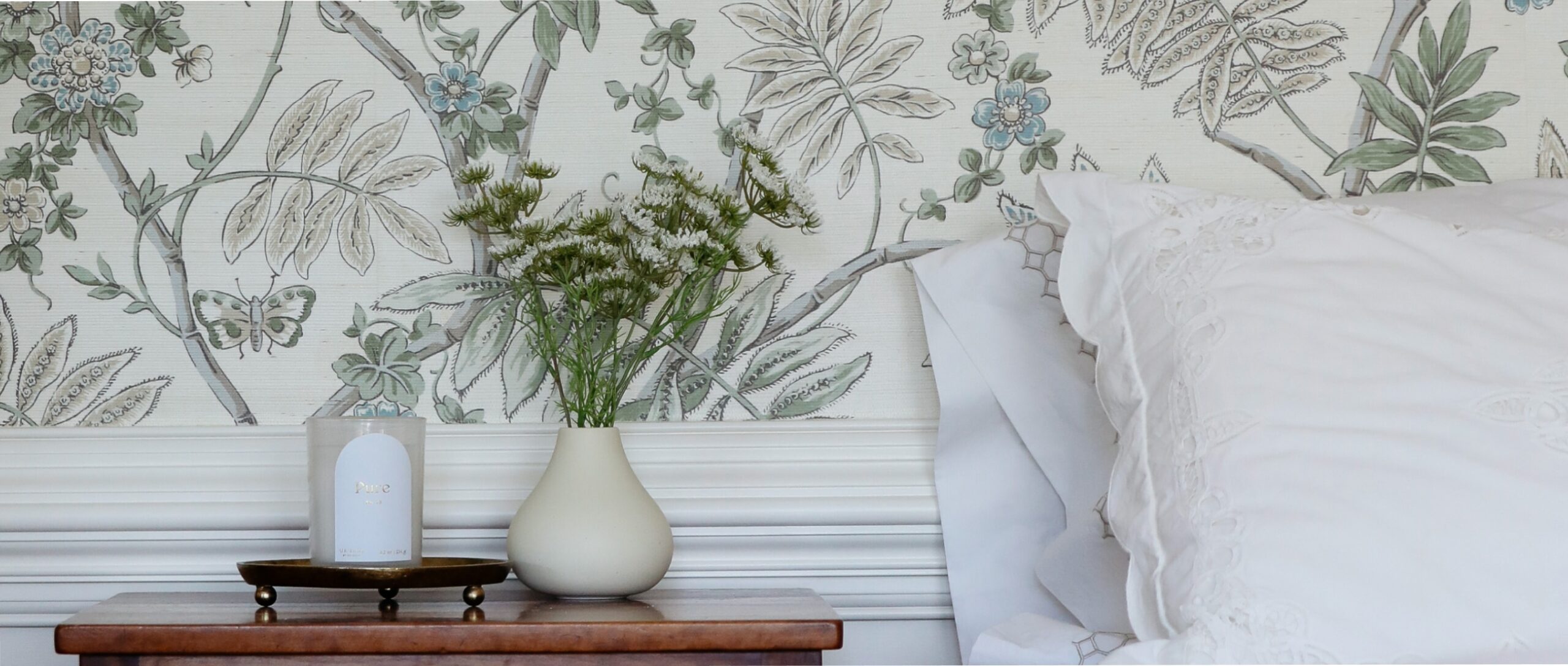 Lovely classic bedroom with cream wallpaper