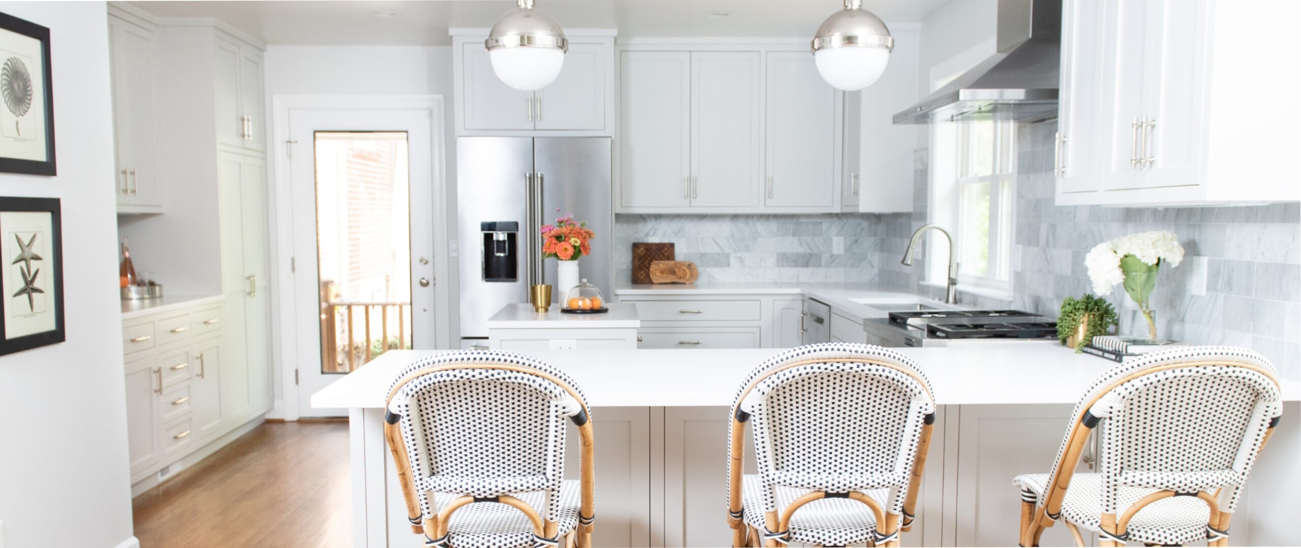 a modern kitchen with a marble backsplash