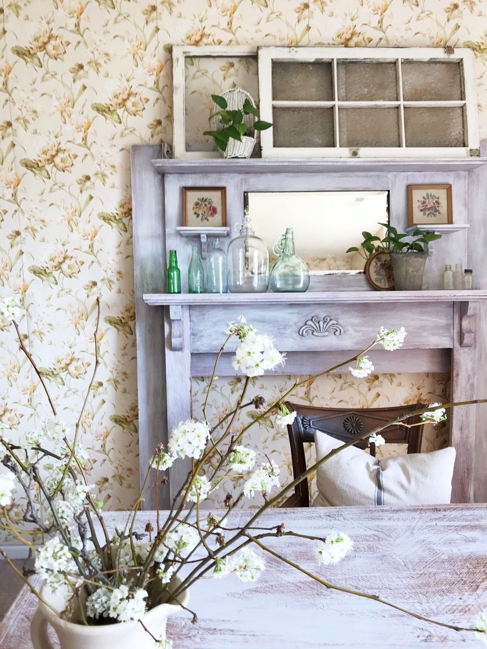 Vintage erstwhile wallpaper. Aux fleurs in a dining space.
