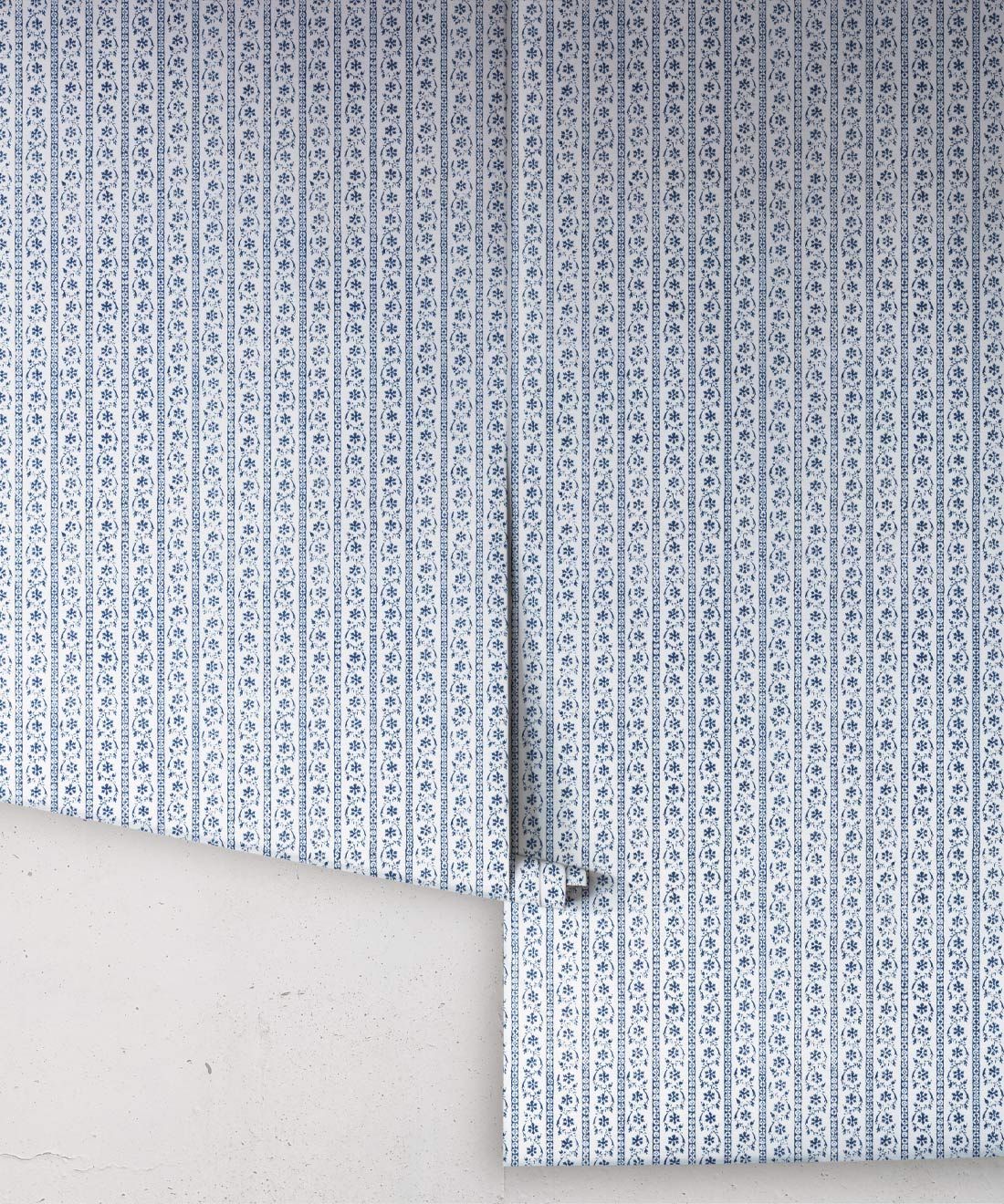 Daisy Chain Wallpaper • Indigo Ivory • Rolls