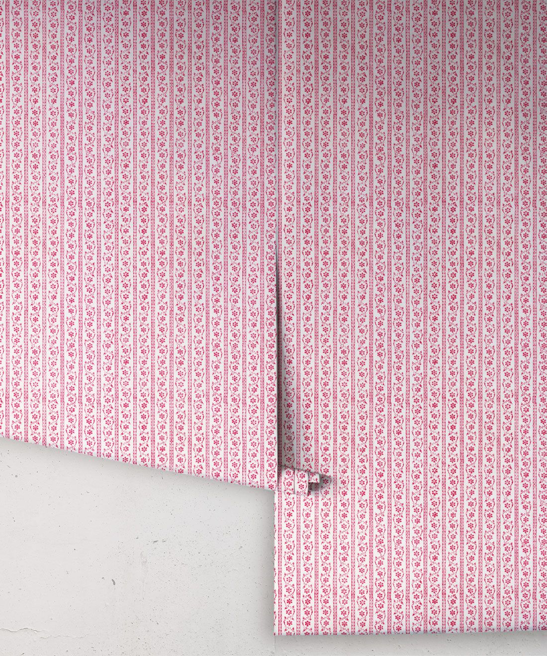 Daisy Chain Wallpaper • Poppy Ivory • Rolls